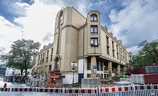 An der Brandruine des Golden Tulip-Hotel haben jetzt nach langem Warten weitere Arbeiten begonnen. - Sarah Jonek