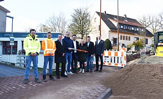 Tobias Antenbrink (Firma Antenbrink, v. l.), Walter Kifel (Ingenieurbüro Turk), Sebastian Worm (Stabsstellenleiter IT), Schulleiter Christian Greiner, Schulleiter Simon Tewes, Schulleiterin Marion Oeynhausen, Erster Beigeordneter Michael Scholle und Bildungsdezernent Uwe Damer freuen sich über das Glasfasernetz. - Stadt Bad Driburg
