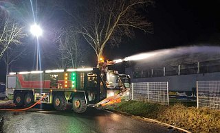 Vom Flughafen Paderborn/Lippstadt wurde ein Flugfeld-Löschfahrzeug angefordert und in Werl zum Einsatz gebracht. - Feuerwehr Kreis Soest