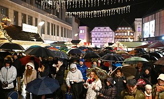 Etwa 300 Menschen „fluteten“ am Abend vor Heiligabend den Marktplatz, um trotz anhaltenden Dauerregens gemeinsam mit der Musikschule Höxter einen beeindruckenden Weihnachtschor zu bilden. - Thomas Kube