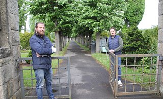 Alexander Kalteis (links) und Thorsten Beuß von der Linkspartei machen auf das Hakenkreuz am Friedhof an der Engerstraße aufmerksam. - Florian Weyand