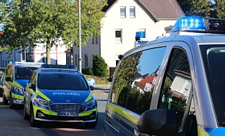 Erneut rufen Streitigkeiten zwischen Mitgliedern zweier rivalisierender Großfamilien die Polizei auf den Plan. Ein Familienmitglied wurde zur Verhinderung weiterer Straftaten vorläufig festgenommen, am nächsten Morgen aber wieder aus dem Polizeigewahrsam entlassen. - Claus Frickemeier