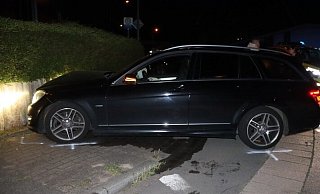 Fünf junge Löhner saßen im Mercedes als der Aufprall gegen die Mauer geschah. Bis auf den 16-jährigen Beifahrer blieben alle unverletzt. - Anastasia von Fugler