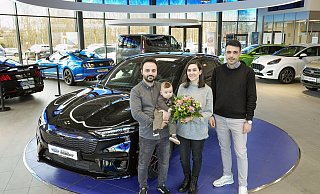Die Jubiläumskunden Hakan und Berrin Can mit Sohn Nesim sowie dem Gütersloher Autohaus-Verkaufsleiter Ismail Malatyali. - Ford