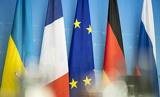 Fahnen, aufgenommen vor einer Videokonferenz im N4-Format (Normandie-Format), in Berlin im April 2020. - picture alliance / photothek