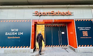 Handwerker gehen in der Bielefeldr Spotscheck-Filiale ein und aus. - Stefan Becker
