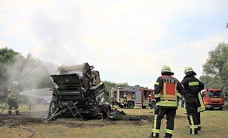 Eine Rundballenpresse brannte am späten Freitagnachmittag auf einem Feld zwischen Nieheim und Marienmünster und löste einen Feuerwehreinsatz aus. - David Schellenberg