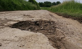 Tiefe Schlaglöcher säumen den Weg, die für Radfahrer gefährliche Folgen haben können. - Burkhard Battran