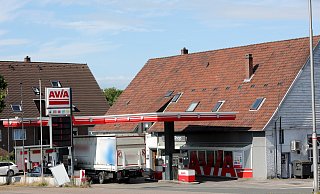 Die Avia-Tankstelle Mindener Straße in Herford: Sie wurde offensichtlich von dem 23-Jährigen als auch von dem 15-Jährigen überfallen. - Frank-Michael Kiel-Steinkamp
