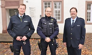 In Beverungen wurde Sascha Mantel (Mitte) von Polizeidirektor Christian Brenski (r.) und dem Wachleiter aus Höxter, Sebastian Müller, begrüßt. - Kreispolizeibehörde Höxter