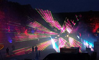 Rot-pinkes Farbspektakel: Die Lasershow auf dem Weserfestplatz. - Michaela Bast
