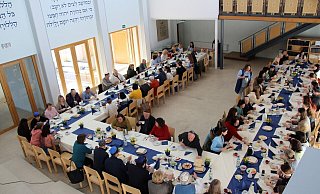 Die Jüdische Kultusgemeinde hat es geschafft, Geflüchtete und Angehörige schnell und gut unterzubringen. In der Synagoge bekommen alle eine warme Mahlzeit. Doch so ideal läuft es nicht überall. - Michelsohn