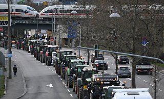 Bauern mit ihren Traktoren im Konvoi auf einer Straße. - Arne Dedert