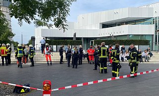 Einsatzkräfte von Feuerwehr, Rettungsdienst und Polizei sind aktuell zur Stadthalle in Gütersloh ausgerückt. - Patrick Menzel
