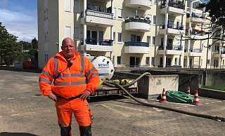 Maik Menke aus Paderborn hilft in den Hochwasser-Gebieten. - NW