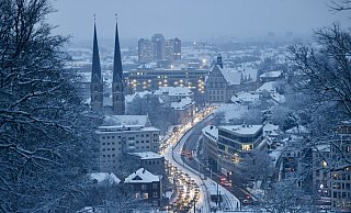 Schnee und Eis sorgen in Bielefeld immer wieder für Unfälle, Staus (wie hier im November 2023) und bei den Mitarbeitern des Winterdienstes für viel Arbeit. - Sarah Jonek Schnee und Eis sorgen in Bielefeld immer wieder für Unfälle, Staus (wie hier im November 2023) und bei den Mitarbeitern des Winterdienstes für viel Arbeit. - Sarah Jonek