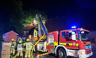 Im Innenangriff und von außen über die Drehleiter löschte die Feuerwehr Delbrück den Brand im Firstbereich des Hauses in Boke nach dem Blitzeinschlag. - Ralph Meyer