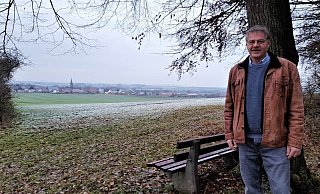 Peter Wille am Weißholz mit Blick auf sein Heimatdorf. Auf der anderen Seite des Weißholzes ist Lieblingsplatz zwei – mit Blick auf die Heimatregion. - Simone Flörke