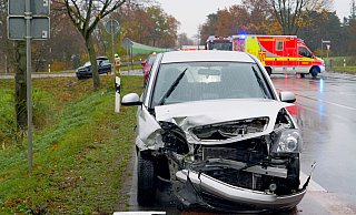 Beim Zusammenstoß von zwei Autos an der Einmündung der Sunderkampstraße auf die Münsterstraße (B64) werden zwei Menschen verletzt. - Ralph Meyer