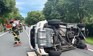 Bei einem Auffahrunfall auf der Bundesstraße 68 am Ortseingang von Kleinenberg prallte ein Wohnmobil auf einen vorrausfahrenden Opel Corsa. - Ralph Meyer