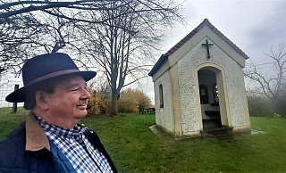 Mennes Ortsvorsteher Robert Schmidt auf dem Papenheimer Feld vor den Toren Warburgs an der Jakobuskapelle. - Simone Flörke