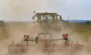 Den Landwirten in der Region macht die anhaltende Trockenheit zu schaffen. - Patrick Pleul/dpa