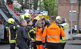 Rettungskräfte, auch das Team von Christopher 13, kümmern sich um den schwer Verletzten. - Rainer Stephan
