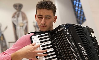 Alejandro Peters als Künstler mit dem Akkordeon. - Tobias Vorwerk