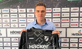 Überprüft schon mal die Passform: Malte Meyer schießt seine Tore ab der nächsten Saison für den SVR. - SV Rödinghausen