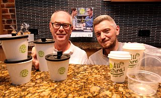 Mehrweggeschirr aus Minden statt Einwegverpackungen: Innungs-Obermeister Arno Simon setzt mit seinem Geschäftspartner Alexander Schmidt auf diese Lösung. - Ulf Hanke