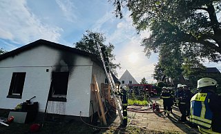 Rund 50 Einsatzkräfte der Gütersloher Feuerwehr löschten das Feuer in einem Bungalow am Knappweg. Das Wohnhaus ist nicht mehr bewohnbar. - Thorsten Heß