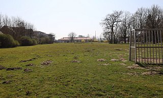 Hinter dem Hallenbad am Nordring befinden sich der Abenteuerspielplatz und eine Wiese mit Bolzplatz. - Regina Brucksch