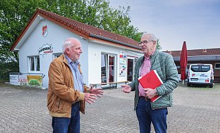 Uwe Ongsiek und Hans Hoppe (r.) vor dem von ihnen geplanten Theesener Klubhaus „AUSSENRUM“. - Sarah Jonek Fotografie
