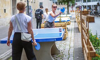 Katrin Schäfer (hinten) testet mit ihrer Freundin Susann Herrmann die Tischtennisplatten aus. Beide finden die Idee super. - Sarah Jonek Fotografie