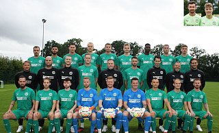Die Vorfreude ist groß: Der TuS GW Pödinghausen ist mit Marcel Rinnelt (hinten v. l.) , Hashem Celik, Pascal Ewert, Niklas Kerksiek, Matthias Freyermuth, Markus Bischoff, Felix Kwarteng, Louis Bierbaum, Nico Schneider; Co-Trainer Mike Tönsing (mittlerer Reihe v- l.), Betreuer Mario Schlette, Physiotherapeut Dorian Kronsbein, Philip Ewert, Torwarttrainer Janusz Witt, Sebastian Müller, Sportlicher Leiter Bruno Gabel, Athletik- und Konditionstrainer Thorsten Finne, Trainer Maximilian Grove; Marc Rinnelt (vorne v. l.), Ole Brinkjost, Dennis Dräger, Jan Heienbrock, Maurice Schürmann, Yannick Hartmann, Vitali Miller, Marvin Baars, Marcel Kranzioch sowie den auf dem Teamfoto fehlenden Philipp Horst (oben l.) und Jan Luca Kürten bereit für seine Premieren-Saison in der Fußball-Bezirksliga. - Thomas Vogelsang