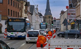 Die Hauptstraße in Brackwede wird ab April umgebaut, seit fast einem Jahr laufen bereits vorbereitende Arbeiten von Mobiel und den Stadtwerken. In wenigen Wochen kommt die Vollsperrung, und noch fehlt das Umleitungskonzept. - Andreas Zobe