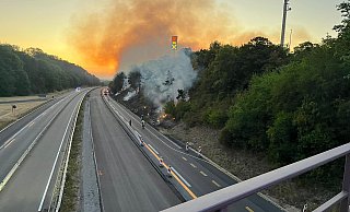 Am 20. Juli 2022: Das Feuer entlang der A 44 bedrohte auch den SVG-Rastplatz, der geräumt wurde. - Feuerwehr Breuna