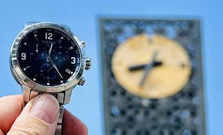 Uhrenvergleich auf dem Jahnplatz: Die Alcina-Uhr läuft wieder, allerdings fehlen ihr noch ein paar Umdrehungen zur Anzeige der exakten Uhrzeit. - Stefan Becker