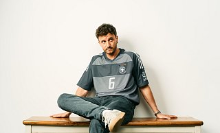 Tommi Schmitt ist leidenschaftlicher Fußballromatiker. Die Liebe zum Sport ist damals in der lippischen Heimat entfacht. - ZDF/Marvin Ruppert