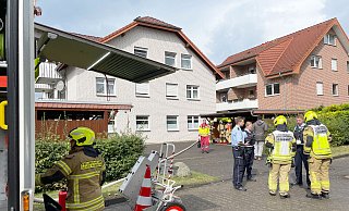 Bei einem Küchenbrand in einem Mehrfamilienhaus an der Lageschen Straße (im Hintergrund) wurde eine Bewohnerin verletzt. - Ralph Meyer