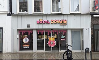 Im September 2021 hat eine Filiale von Royal-Donut in Herford eröffnet. Das Licht ist dort seit Tagen aus, die Tür verschlossen. - Susanne Blersch