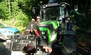 Der Traktor zog einen mit schweren Baumstämmen beladenen Anhänger. - Polizei