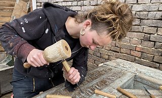 Mit dem Eisen arbeitet Lilian Führing die Konturen der Schrift nach. - Nicole Sielermann