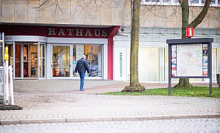 Auch das Espelkamper Rathaus selbst ist inzwischen zu einem Sanierungsfall geworden. Im Bild: Der Eingang zum Rathaus. - Noah Wedel