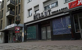 Noch sind die Schaufenster verklebt, schon bald aber soll das "Bullit - Kebab & Bowl" in der Gütersloher Innenstadt eröffnen. - Christian Geisler