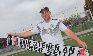 Wolfgang Hecker ist bereit für seine Reise zur Fußball-Weltmeisterschaft nach Katar. Der Upsprunger war auch schon 2014 in Brasilien und 2018 in Russland dabei. Über den Fanclub der Nationalmannschaft, dessen Mitglied er ist, wird die Tour komplett organisiert. - Uwe Müller