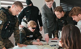 „Dr. Von Falkenburg“ (Peter Szwirkszlys, Mitte) plant mit BPSI-Kräften einer fiktiven Sondereinheit den Zugriff. - Privat