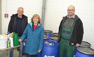 Bernd Ehlebracht (Betriebsleiter Abfallentsorgungsbetrieb Kreis Herford), Beatrix Wallberg (Umweltdezernentin Kreis Herford),und Mirco Adam (Organisation Umweltmobil und Schafstoffsammlung) geben einen Einblick. - Peter Heidbrink