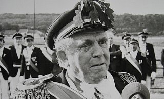 Felix Klingenthal war der letzte Landrat des Altkreises Büren und ein Schütze durch und durch. Hier steht der langjährige Kreisschützenoberst beim Kreisschützenfest in Wewelsburg im Jahr 1978 am Mikrofon. - Johannes Büttner (Archiv)