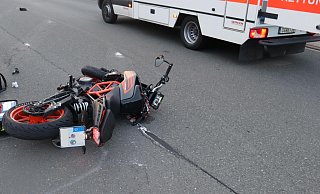 Die Fahrerin des Motorrads kam durch den Zusammenstoß mit dem Hund zu Fall. - Polizei Herford